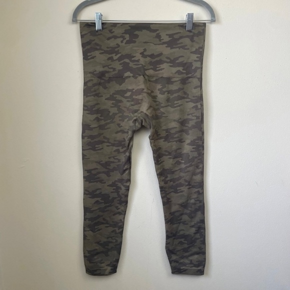 Spanx Look At Me Now Seamless Cropped Leggings - Picture 4 of 7